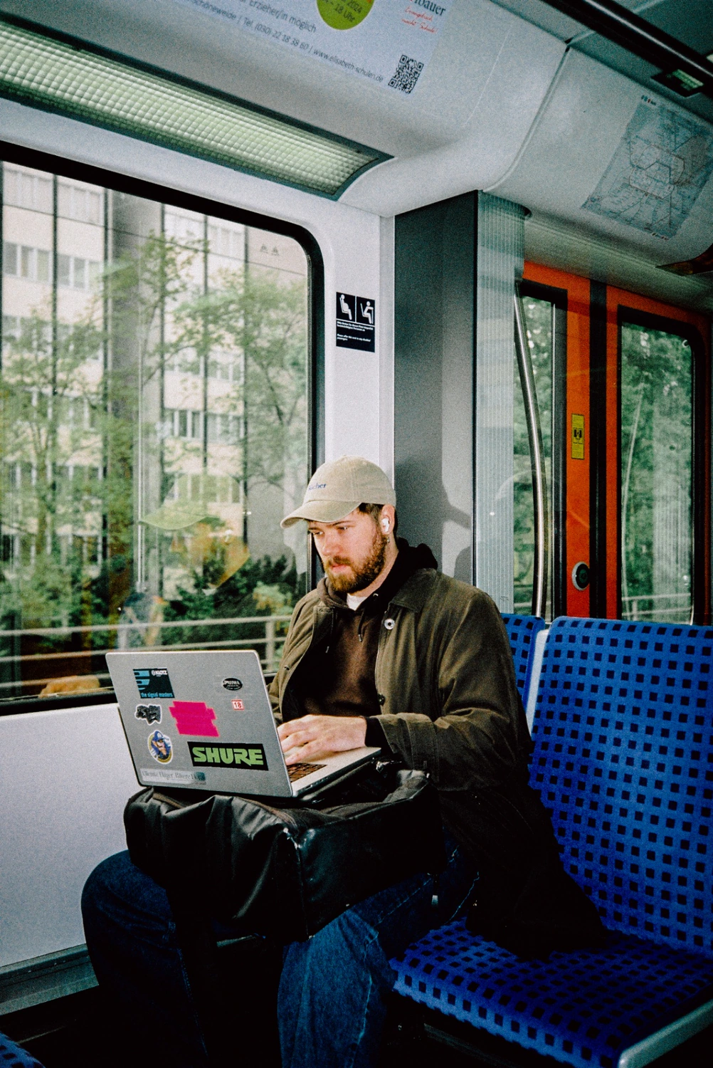 Doglover95 (Tobias Wam Grønborg) med laptop på en bybane